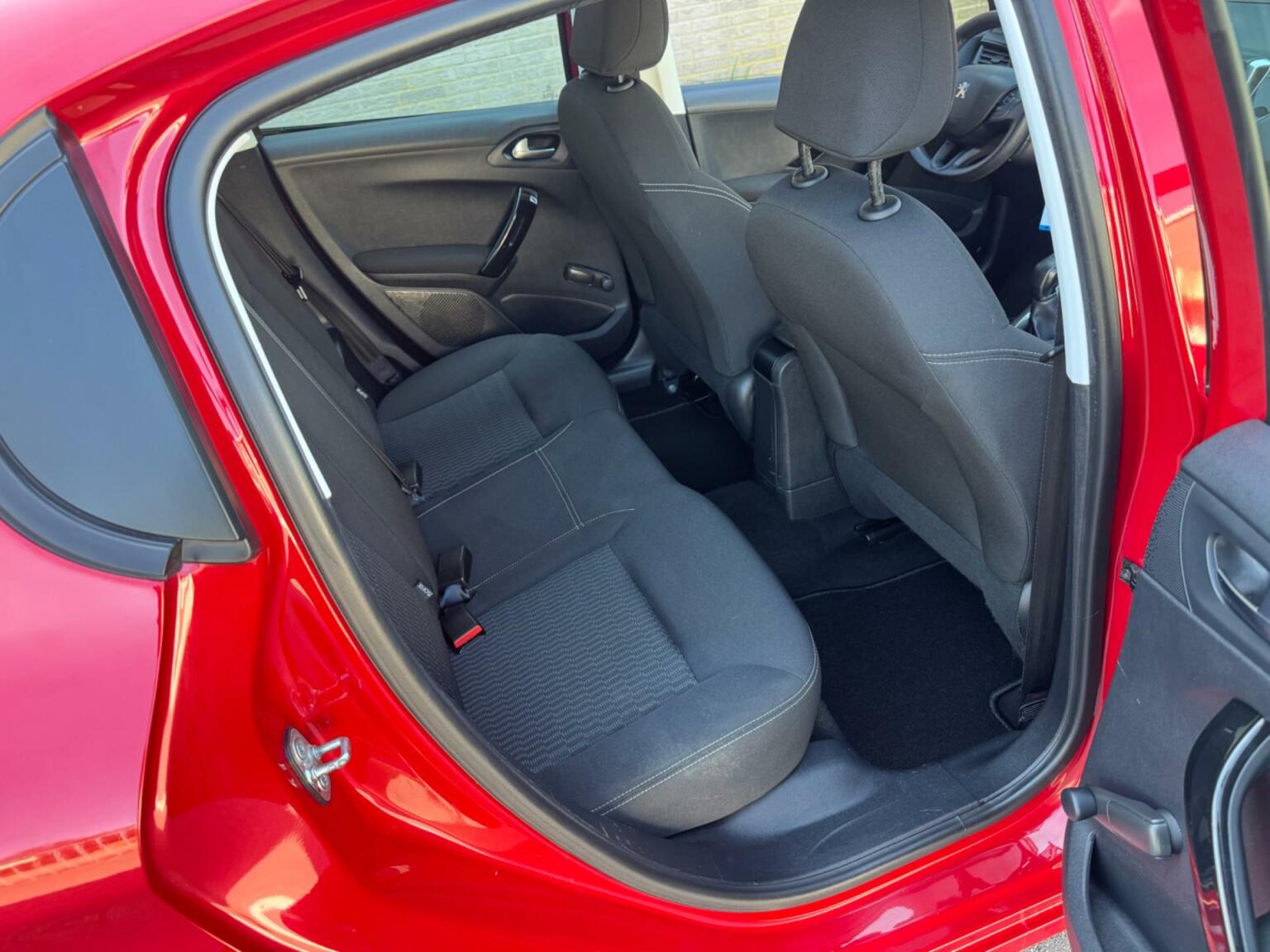 Peugeot-208-7