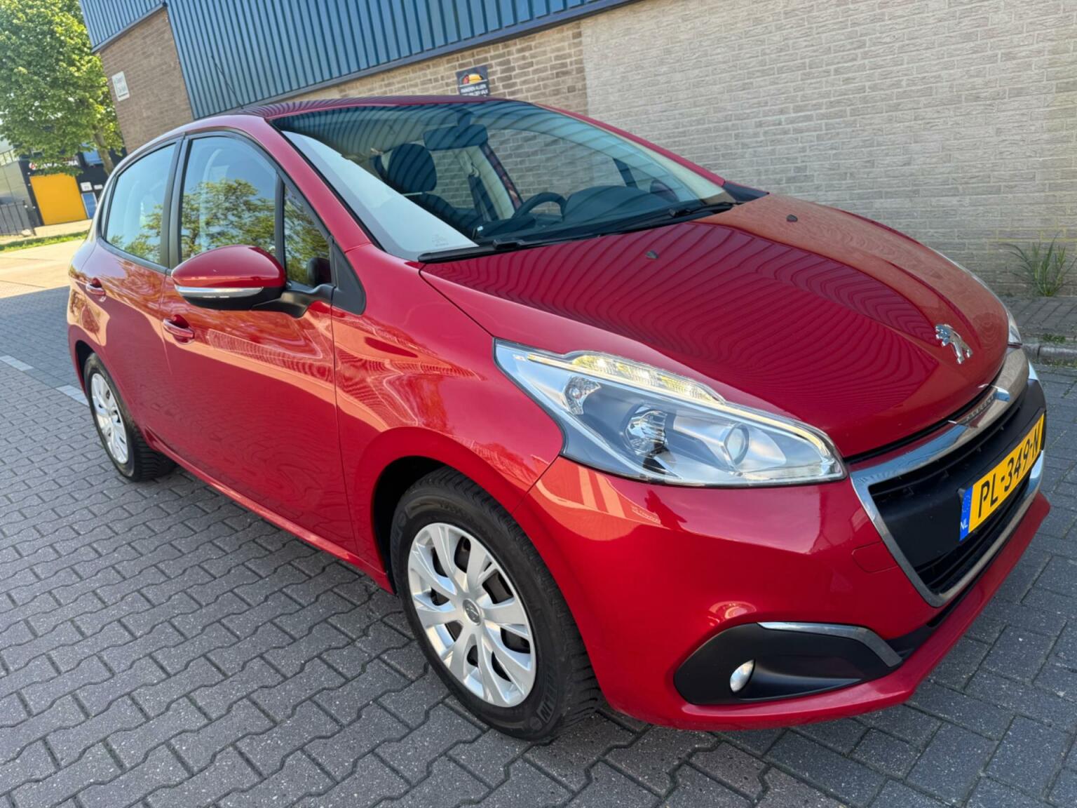 Peugeot-208-2